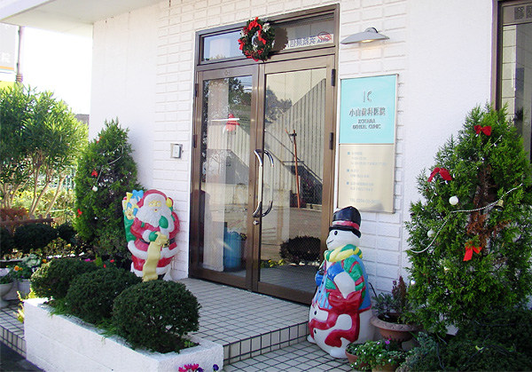 クリスマスシーズンの医院入口