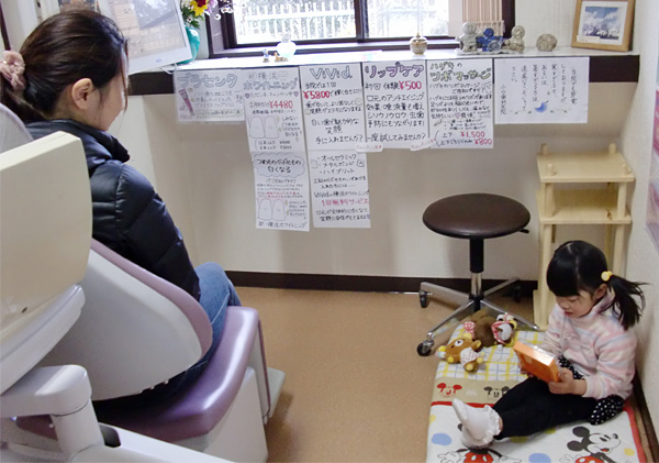 診療ユニット正面に掲示した健康情報