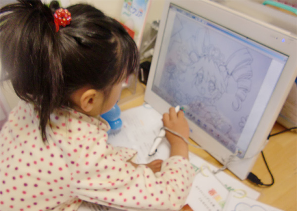 歯の治療までぬりえをしながら待つ子ども